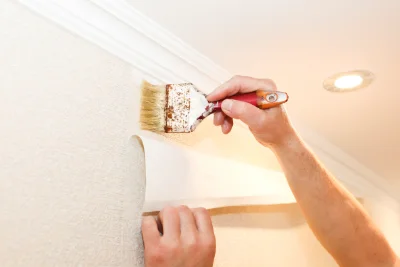 Pose de papier peint à Uzel — revêtements muraux et toiles de verre